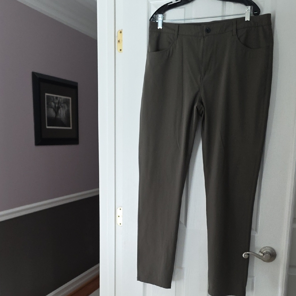 Vuoris Men's Khaki/olive Color